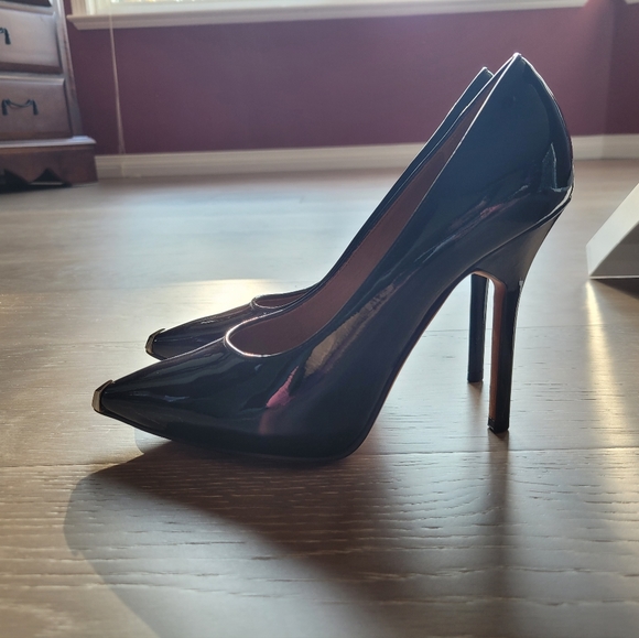 GIVENCHY Pointy metal cap patent black heels - Picture 6 of 15
